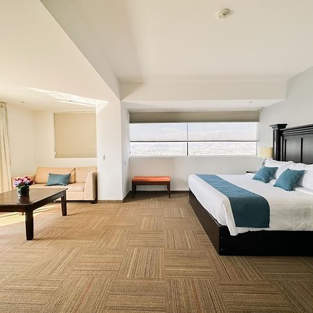 Hotel Stadium León de los Aldamas Extérieur photo Suite at the hotel