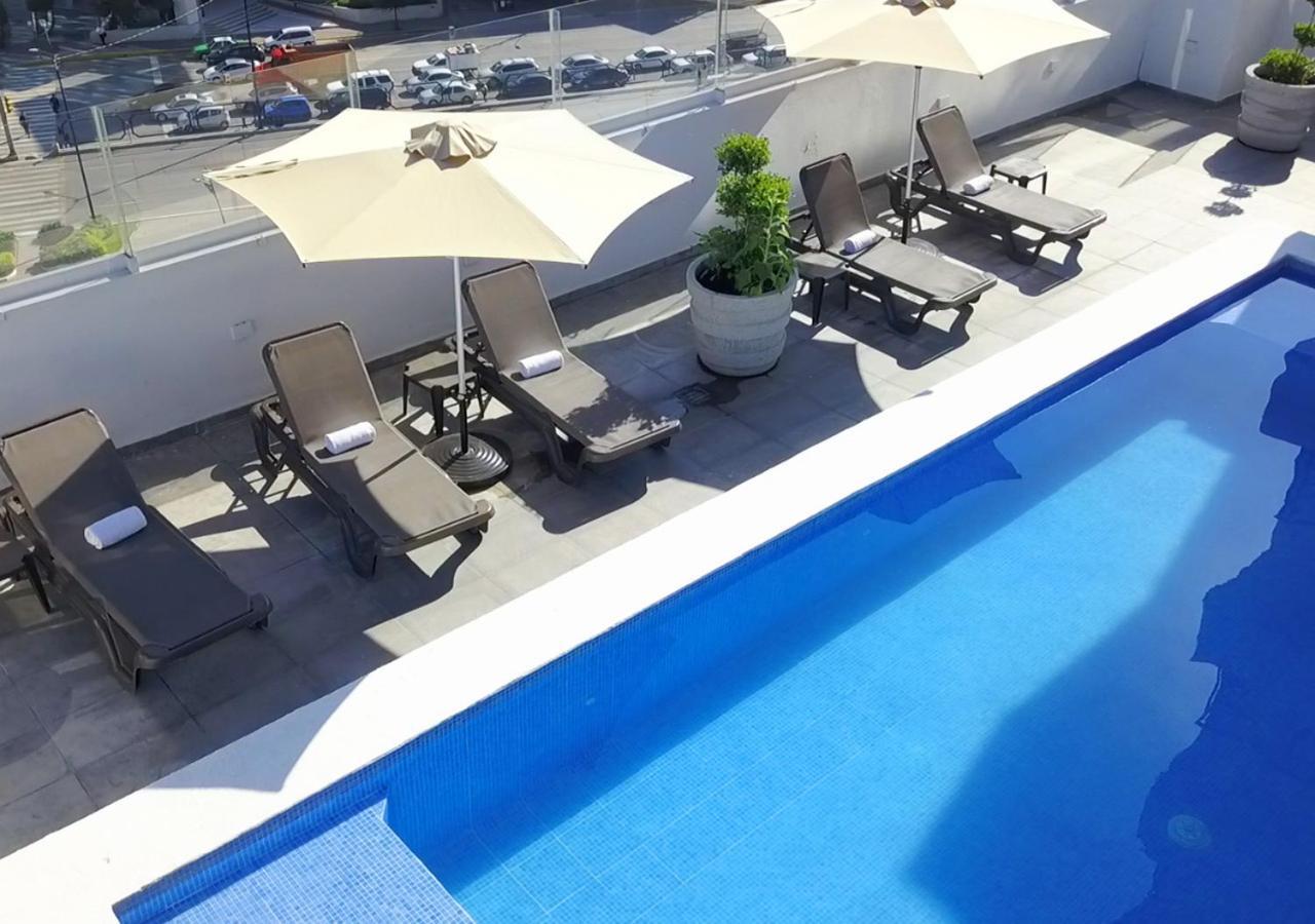 Hotel Stadium León de los Aldamas Extérieur photo The rooftop pool at the hotel