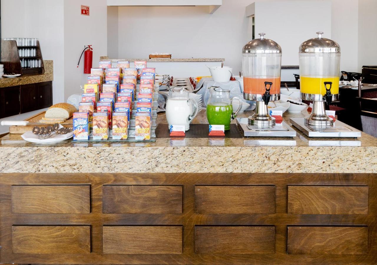 Hotel Stadium León de los Aldamas Extérieur photo A breakfast buffet at a hotel