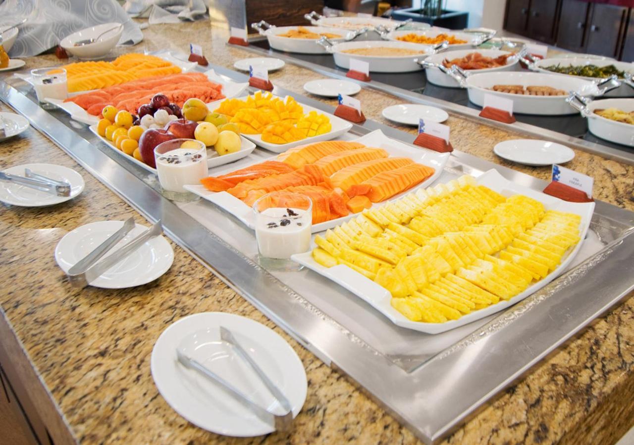 Hotel Stadium León de los Aldamas Extérieur photo A buffet of fruit