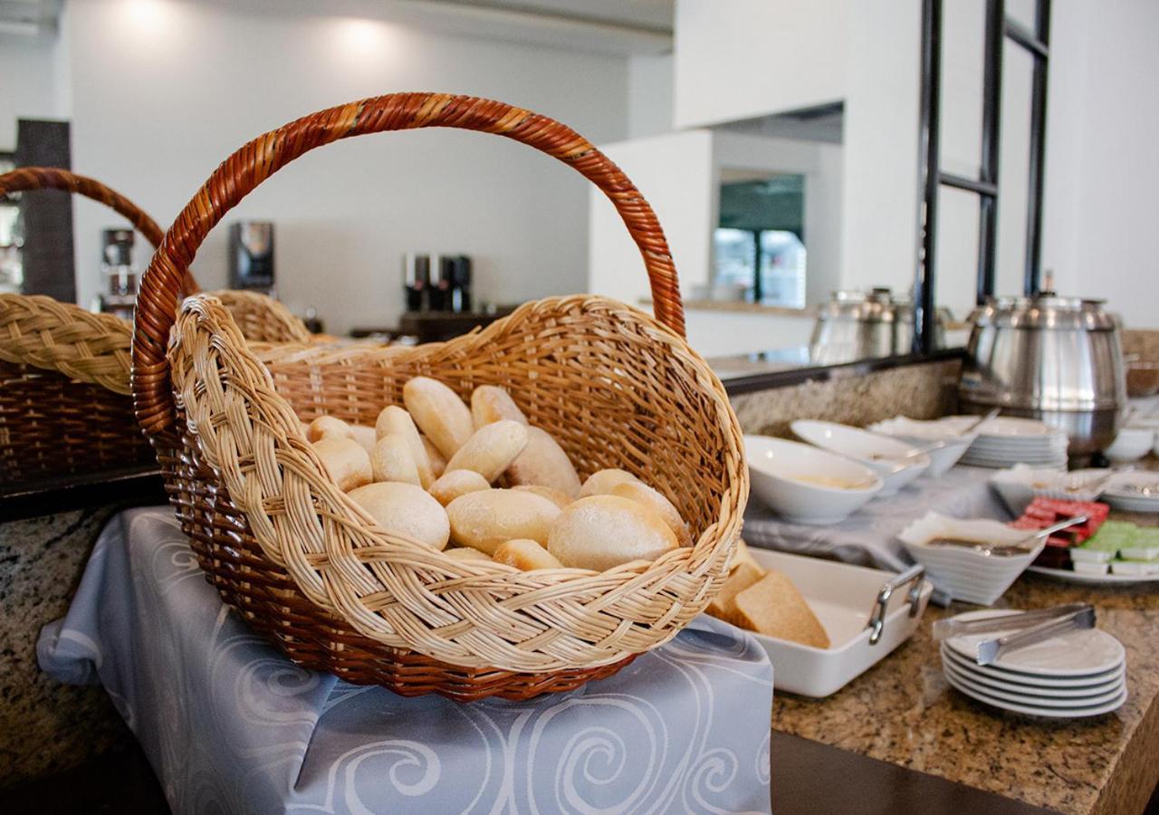 Hotel Stadium León de los Aldamas Extérieur photo A basket of bread
