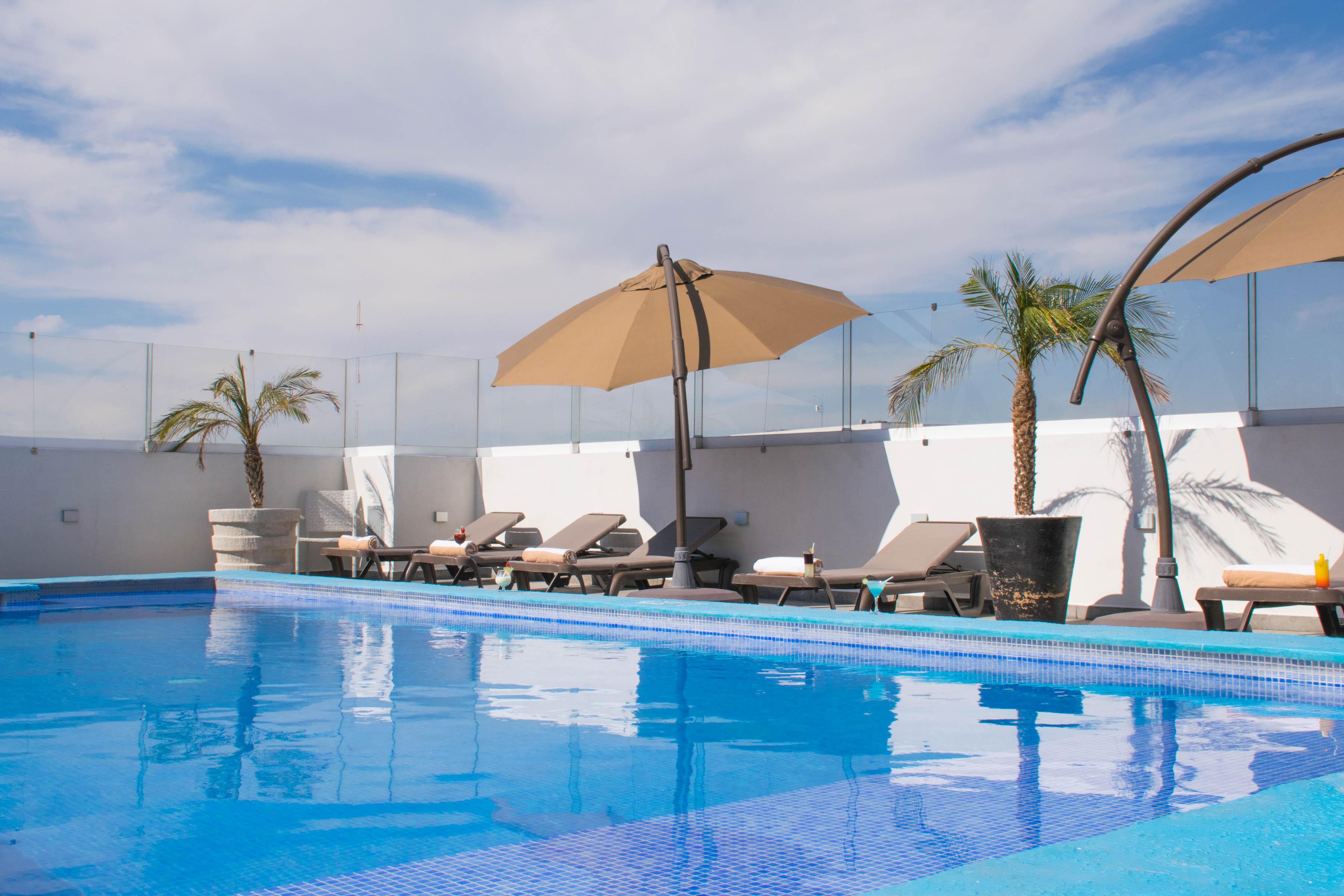 Hotel Stadium León de los Aldamas Extérieur photo Rooftop pool