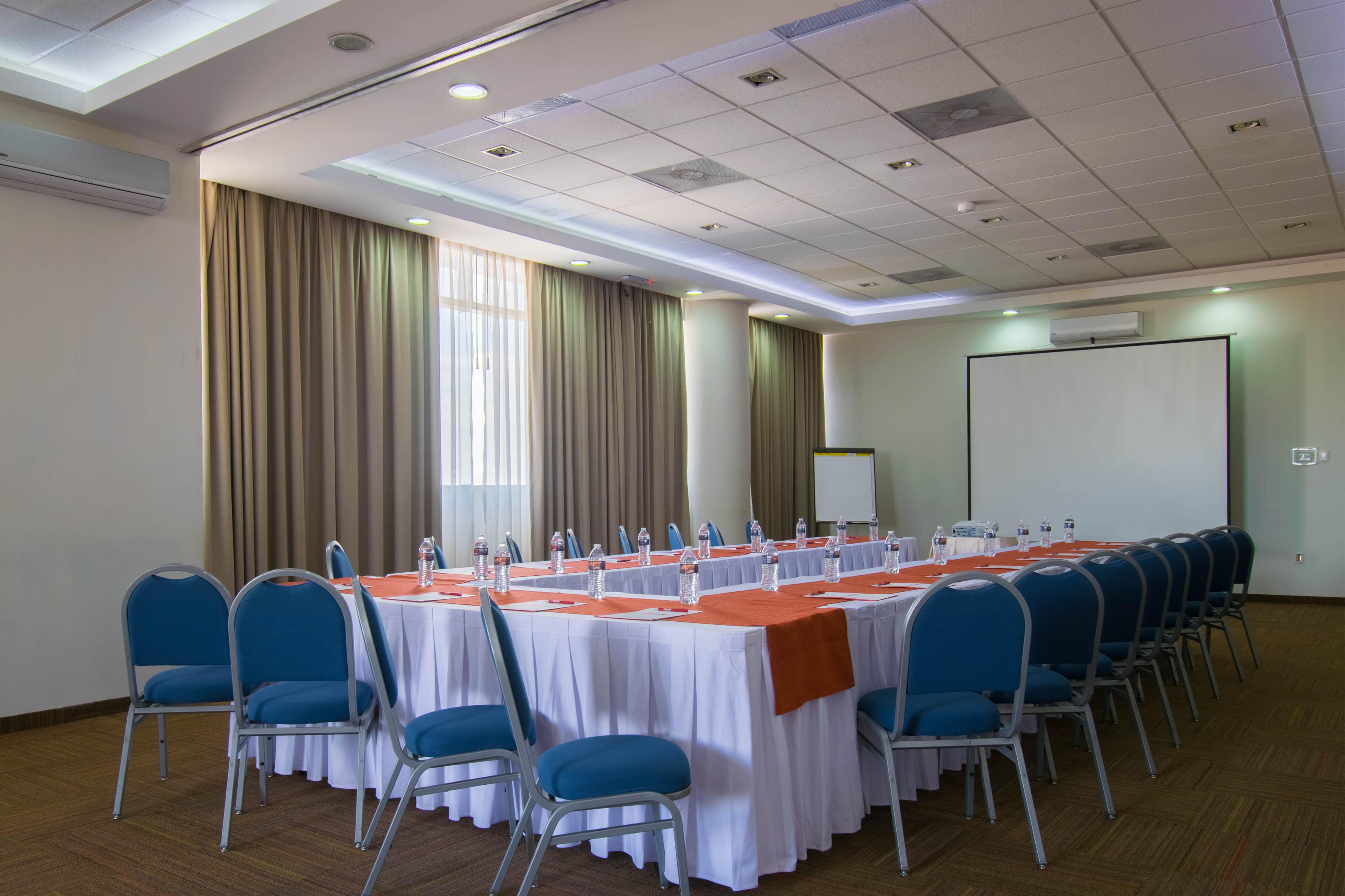 Hotel Stadium León de los Aldamas Extérieur photo Meeting room