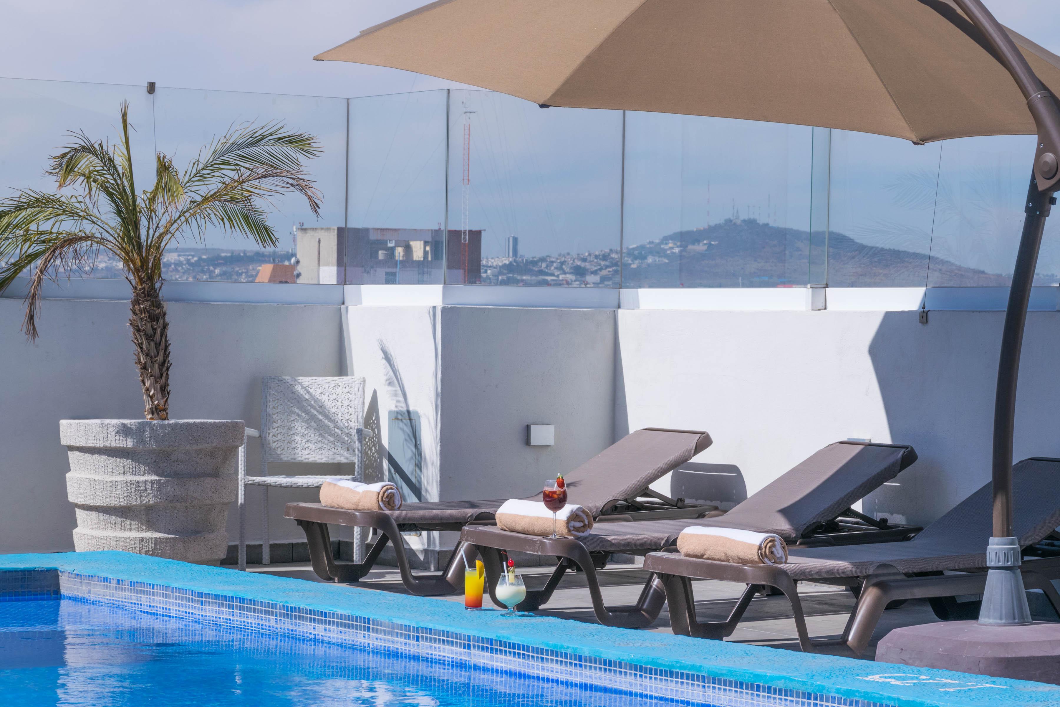 Hotel Stadium León de los Aldamas Extérieur photo Rooftop pool