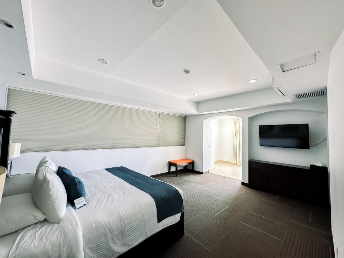 Hotel Stadium León de los Aldamas Extérieur photo A room at the hotel