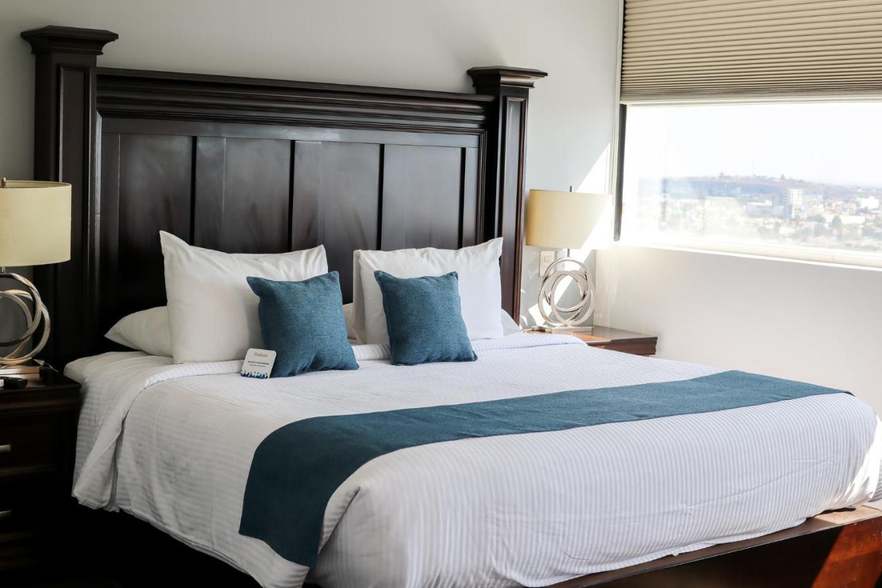 Hotel Stadium León de los Aldamas Extérieur photo A bed with a bed runner