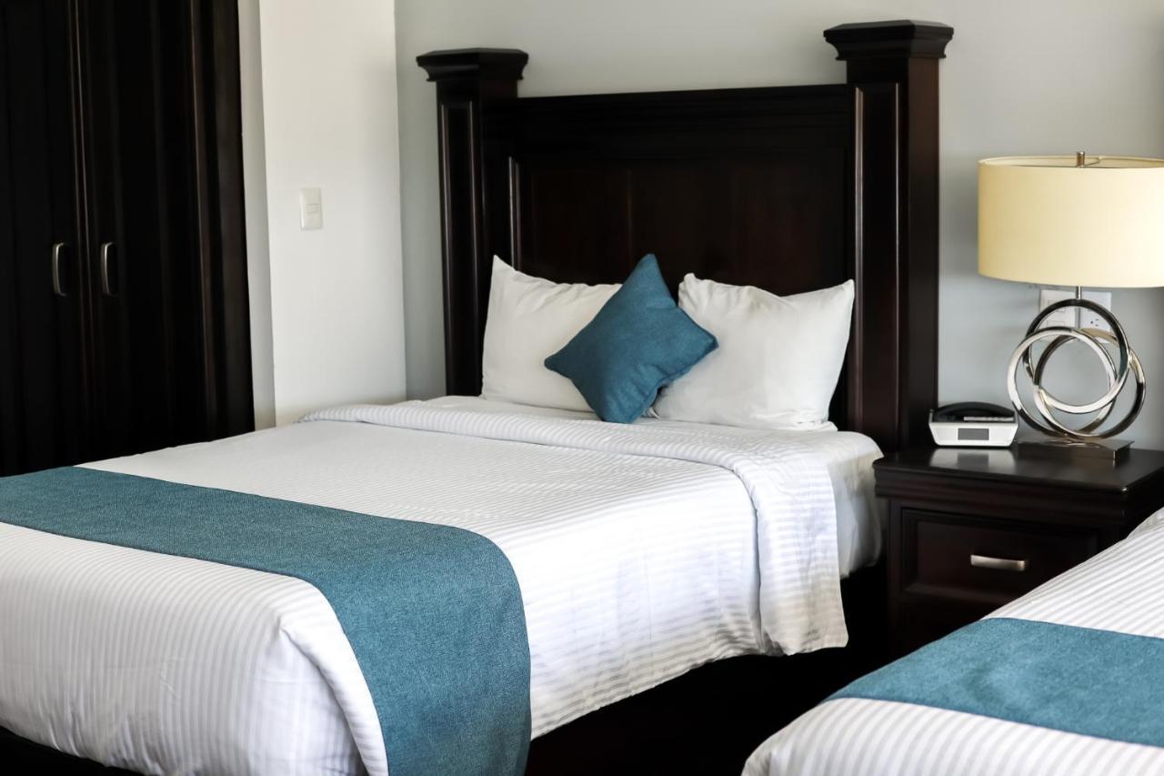 Hotel Stadium León de los Aldamas Extérieur photo A bed runner