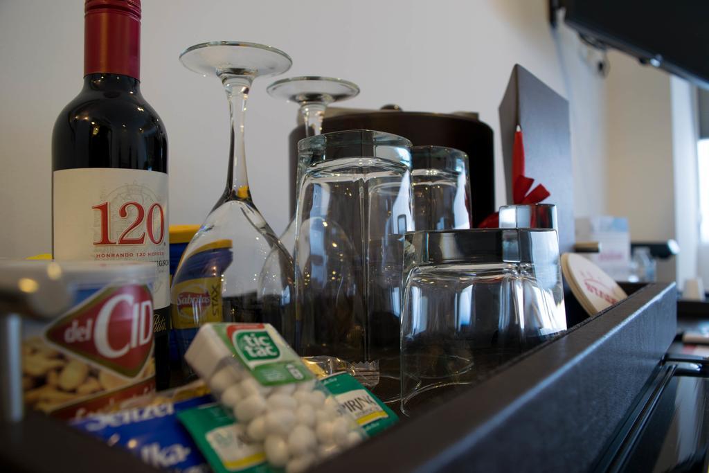 Hotel Stadium León de los Aldamas Extérieur photo A bar cart