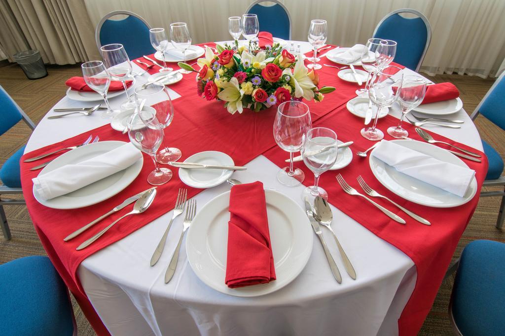 Hotel Stadium León de los Aldamas Extérieur photo A table set for a formal dinner