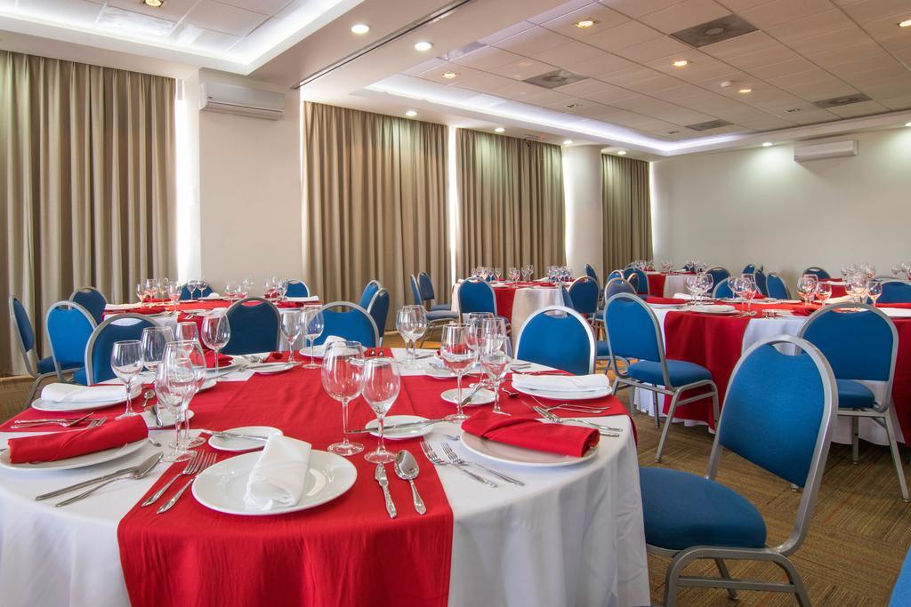 Hotel Stadium León de los Aldamas Extérieur photo Banquet Hall
