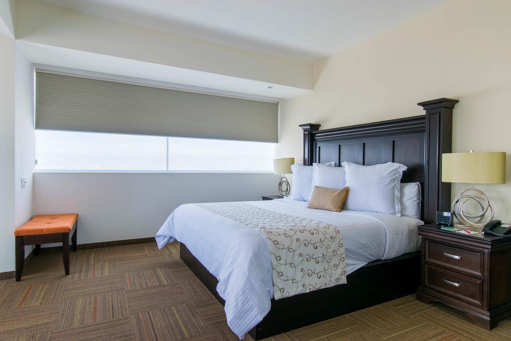 Hotel Stadium León de los Aldamas Extérieur photo A bedroom at the hotel