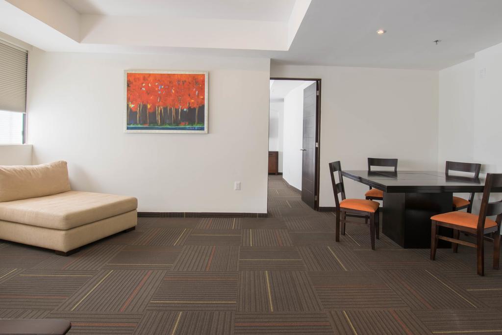 Hotel Stadium León de los Aldamas Extérieur photo A room with carpet tiles