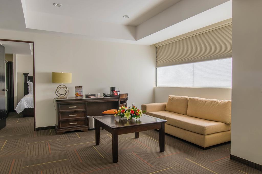 Hotel Stadium León de los Aldamas Extérieur photo A suite at the hotel