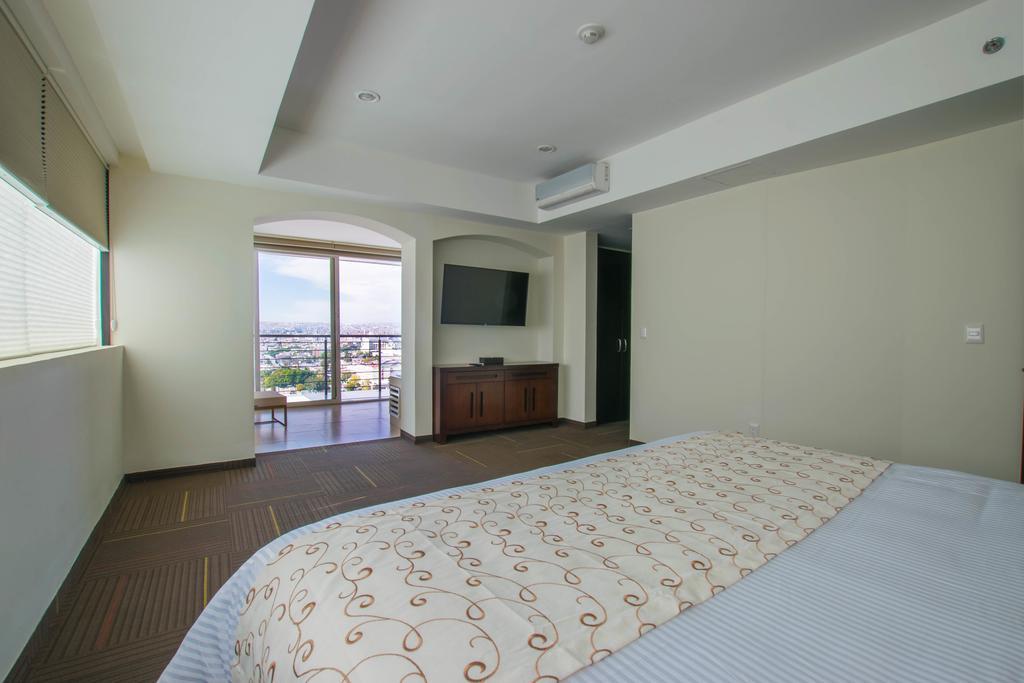 Hotel Stadium León de los Aldamas Extérieur photo A bedroom at the hotel